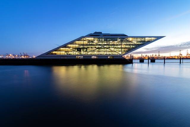 Das Dockland-von Hamburgs spektakulärstem Hochhaus am Fischereihafen hat die Schulklasse während der Klassenfahrt die sensationellste Aussicht über Hamburg.