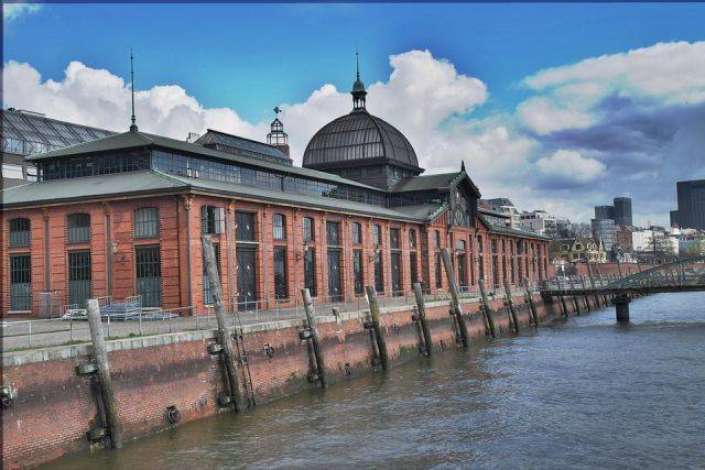 Wenn es während der Klassenfahrt nach Hamburg einen Pflichtbesuch gibt, dann ist es definitiv der auf dem Fischmarkt in Hamburg. Im Bild die Fischauktionshalle.