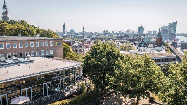 Die Jugendherberge „Auf dem Stintfang“ begeistert mit Top-Lage direkt oberhalb der Landungsbrücken. Perfekt um während der Klassenfahrt Hamburg zu erkunden